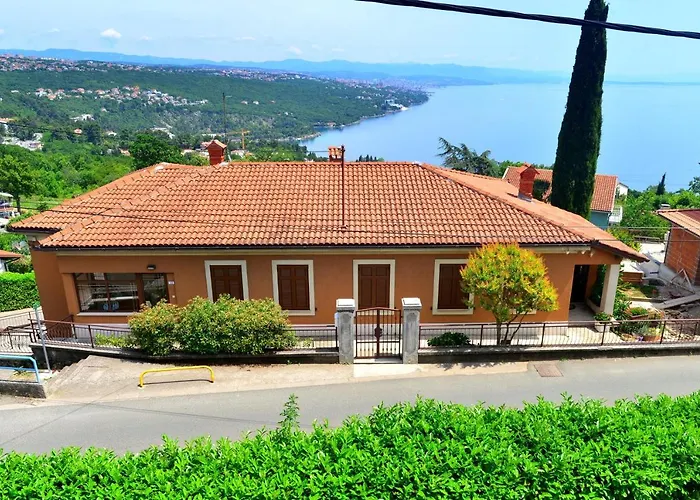 Sea View Apartment *